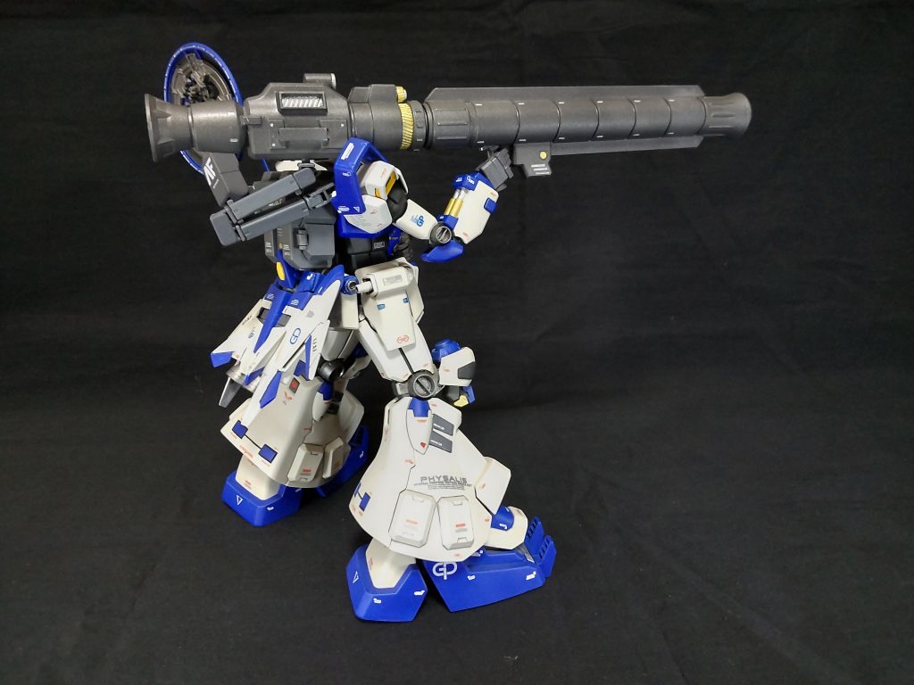 アトミックバズーカは、大型ビームライフルと共通のアームに接続して運用、自機より大きいため、取り回しに課題があった。