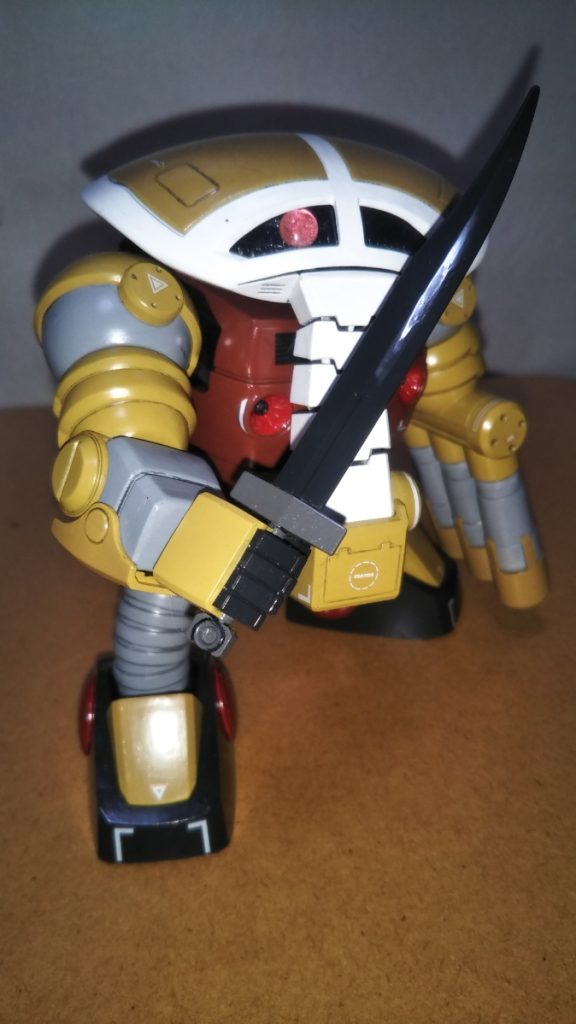 ヒートサーベル装備です。 キットに付属していたので持たせてみましたが、ゾゴックのモノよりやや小ぶりになっているんですね。 ちなみに、刀身はミッドナイトブルー、持ち手と鍔の部分はフィールドグレーで塗装してあります。