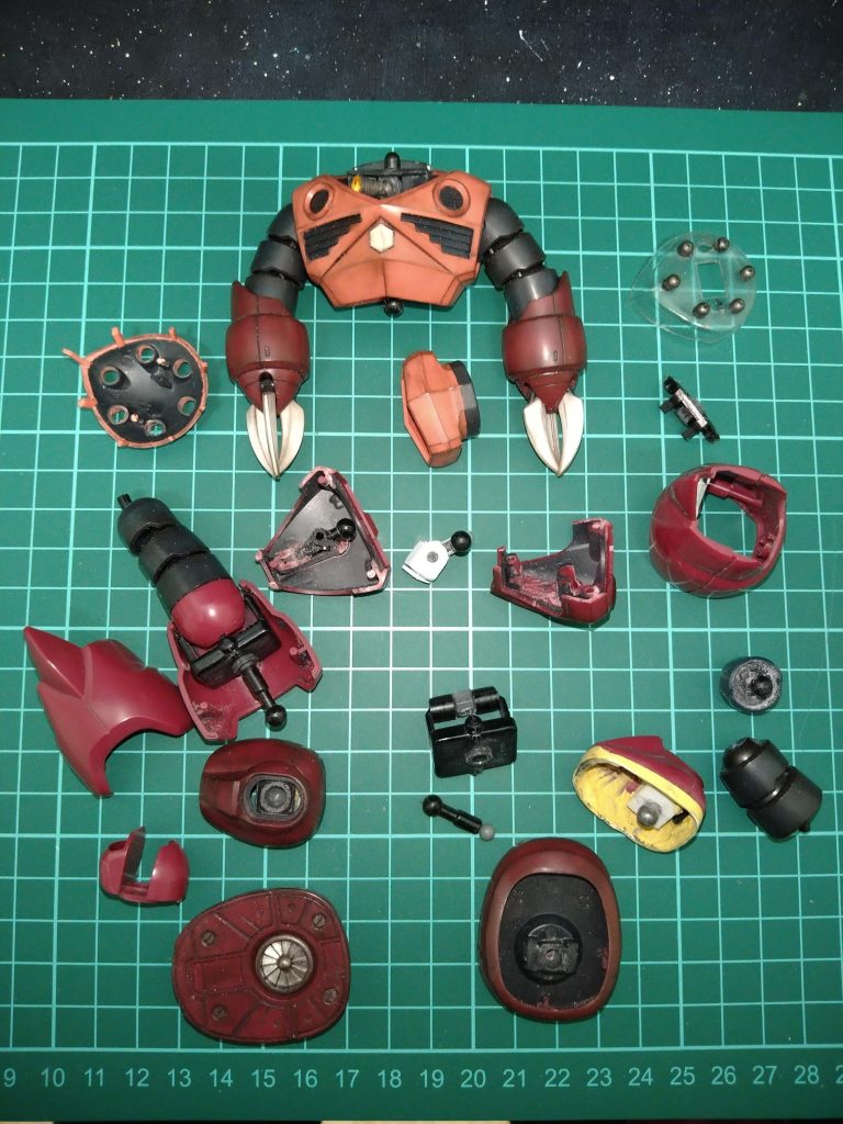 上半身、モノアイはボールジョイントにジャンクパーツのバーニアくっつけて、その中をレジンで…その受けはプラバン制作です、😚モノアイカバーはクリアの塩ビ板をヒートプレスして制作しております!😁腰のパーツは合わせ目消ししていたのですが、無理矢理バラしました😂真ん中にあるのが、《脚の付け根》スイングする自作パーツです!😆脚接続部分ばボールジョイントの〈ボール〉が付いています、その付け根に取り付ける脚ジャバラのパーツはパーツが折れていたため、〘付け根側〙にボールジョイントの〘受け〙ジャバラへの接続側はキットの折れたパーツ…位置を決めて、レジンと瞬着とパテで無理矢理固定しました!🤣                     ……そして…確認前に写真撮ってしまいました…    スミマセン…😭写真にあります2点ボールジョイントの取り付け位置【失敗】でございます!😭 この形では、ボールジョイントの受けの部品(ポリキャップ)が《ヒザ》のパーツにぶつかり、膝が曲がらなくなりました!😭             《足》のパーツは一度切り離し、ボールジョイント化しました!😚