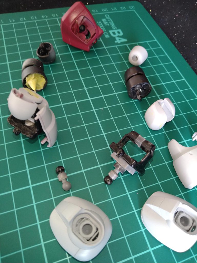 こちらが、脚のボールジョイント〘受け〙の、決定した形でございます!🤗〘WAVE〙さんの5ミリの〘ボールジョイント〙と〘プラサポ〙くっ付けました!始めからこの方法すれば良かったです…😅《受け》が下に下がりましたので足首の軸パーツもけっこう短くなりましたが、何とか収まりましたので良かったと思っております!😆〘脚の付け根パーツ〙も〘腰パーツ〙にうまく収まりましたので、良かったです!🤗…これで思い出詰まった大切な シャアズゴックの復活!でございます!😆思ったよりも早く完成したので私、また《欲》が出てしまいまして、もう〈一作品〉作る事に致しました!🤗…そして今回は私センスがないので〘セリフ〙は付けません…😅 写真多めで遊んで見ました!😆ちょっと今回は…詰め込みすぎた様な気も致しますが、いつものアクションポーズです🤗..