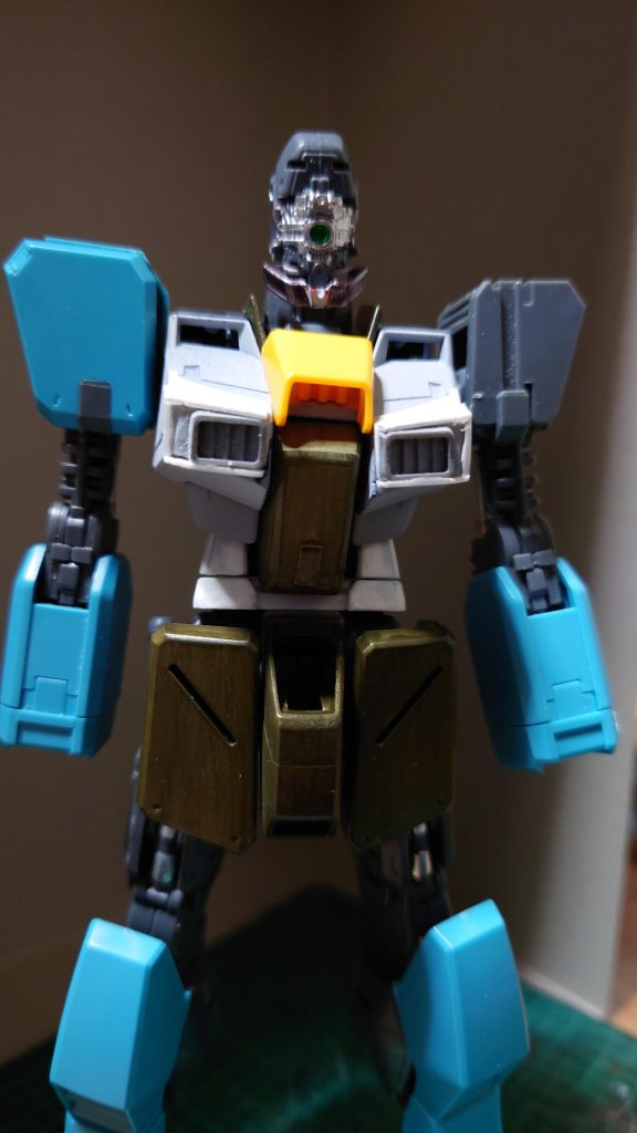 胸部まわり工作の試行錯誤中。左右のバランスもガタガタで荒い作り