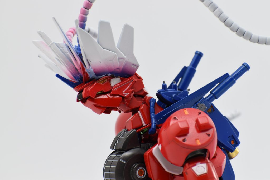 顔面アップツインアイでなおかつ額に角もあるので誰がどう見てもガンダムですね？