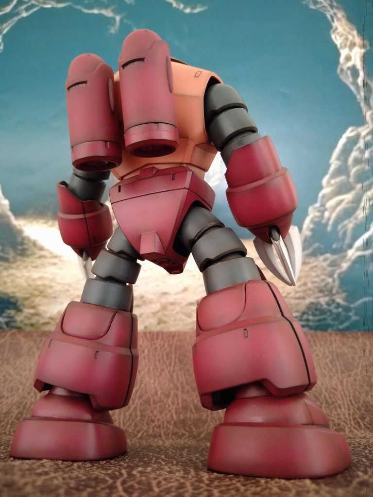 と言う事で、私の過去作の修理と…ついでに改造作業になります!😚 上半身は モノアイ、モノアイカバーで以前に制作してました😚もうすでに〈合わせ目消し〉しているので特に手を加える事はせず、思い出と共にそのままに……😚塗装して完了致します😁今回の改造箇は下半身のみになります!😚 脚の付け根は折れたついでに立膝のポーズももう少し深くしたかったので脚の付け根が前方にスイング出来るようにプラバンで制作致しました!😚ヒザはもう少し曲げたいと思い〘ふくらはぎ〙のパーツ少し削りました😚削ったら隙間があきましたので〘ヒザ〙のパーツの一部をパテで制形しました😁〘足首の付け根〙はキットのボールジョイントはそのまま使い、反対側にもボールジョイント繋げて2点可動に致しました!🤗