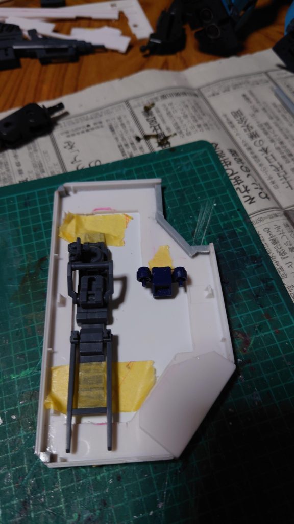 大型シールド裏面はこんな感じ。基部は元のシールドをほぼそのまま使用。右側にサーベルラックを移植。