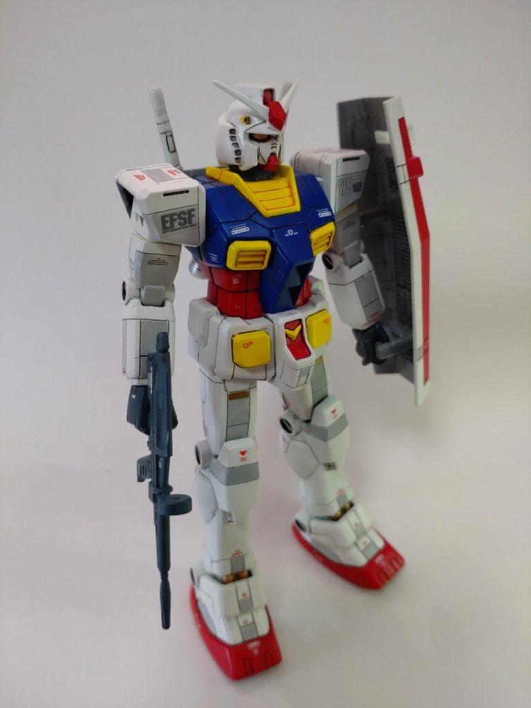 FGキットをとことん楽しもうと思って作成しましたが、合わせ目消し等の基本工作をすると、なかなか良い感じではありませんか？とても330円とは思え無い、良いキットだと思います。可動域を除いてはッ！！そうなんです！昔のキットなので、全然動いてくれません。もちろん、このまま飾ってもいいかなぁ〜とも思いましたが、どうせ動かないならトレーラーに寝てて頂こうと、ガンダムトレーラーをスクラッチするという暴挙に出ます。【ガンダムトレーラー(スクラッチ版)】