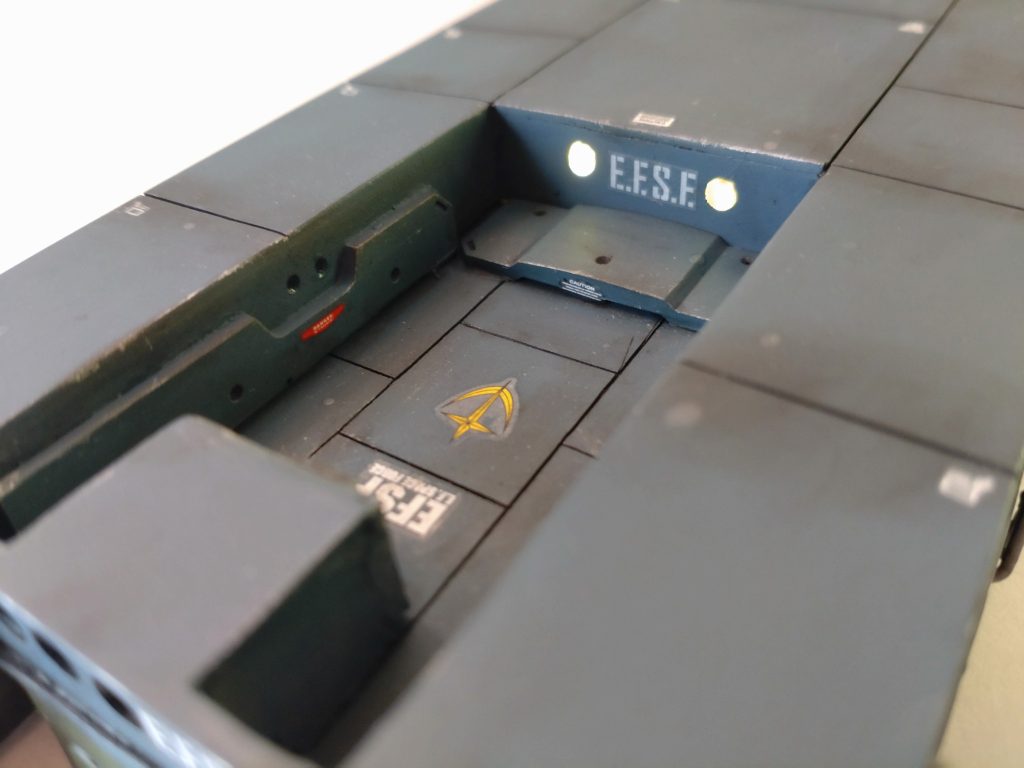 この凹みは、バックパックやバーニアのメンテンスに「絶対」必要だと言い聞かせて、作成しました。もちろん、説得力を持たせるため(？)にLEDも付けてます。