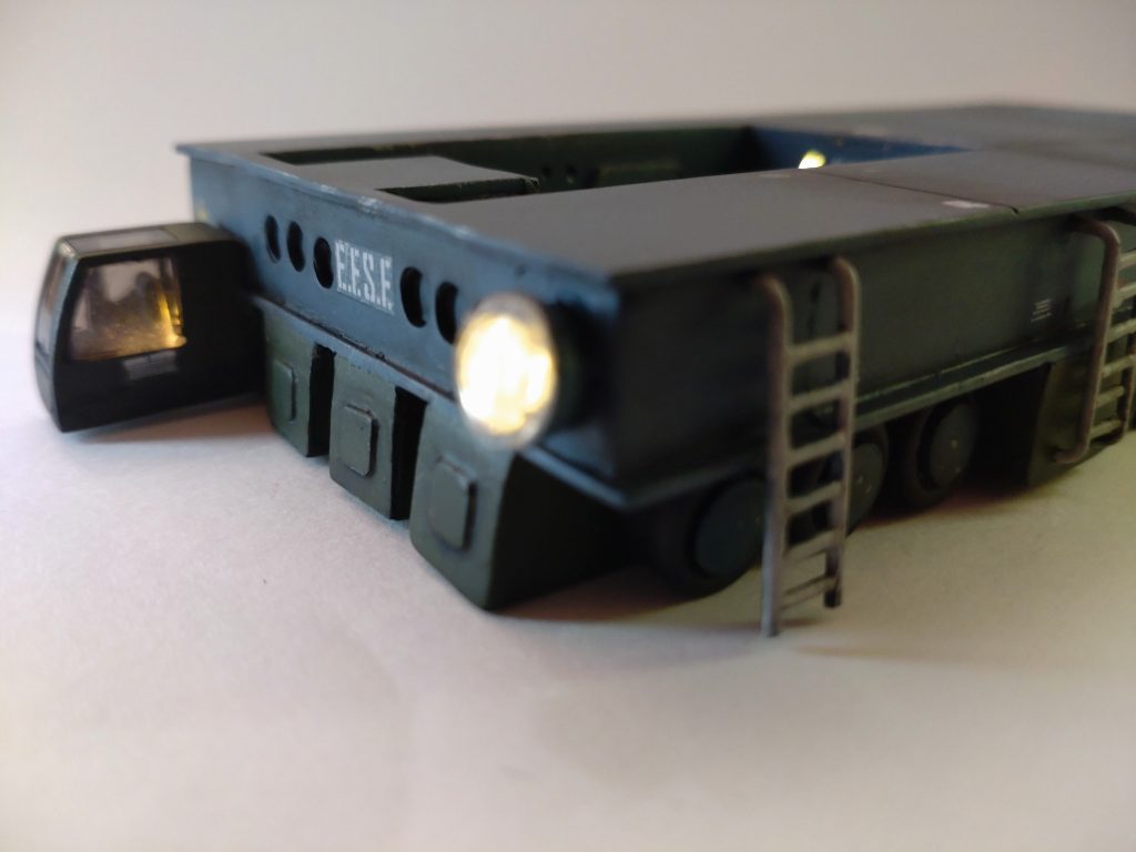 サーチライトっぽいのも付けました。H-EYESのクリアなカバー付けましたが、凄く光量が強くなりました。【制作工程】