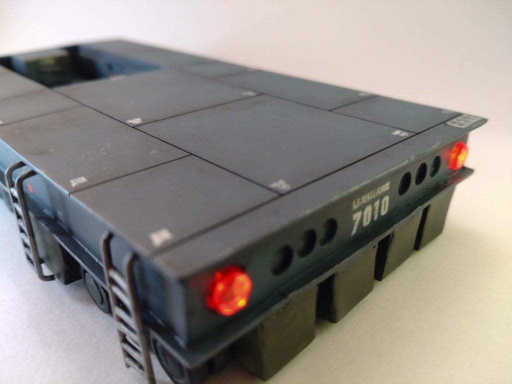 ブレーキランプ(笑)正直、こんなにも大きな車両なので、必要かどうか悩みましたが、公道を走る大きなトレーラーにもあるので、勢いで付けちゃいました(実は、6灯付きの100均LEDの2灯が余った訳では、決してありませんよ、決して…)。