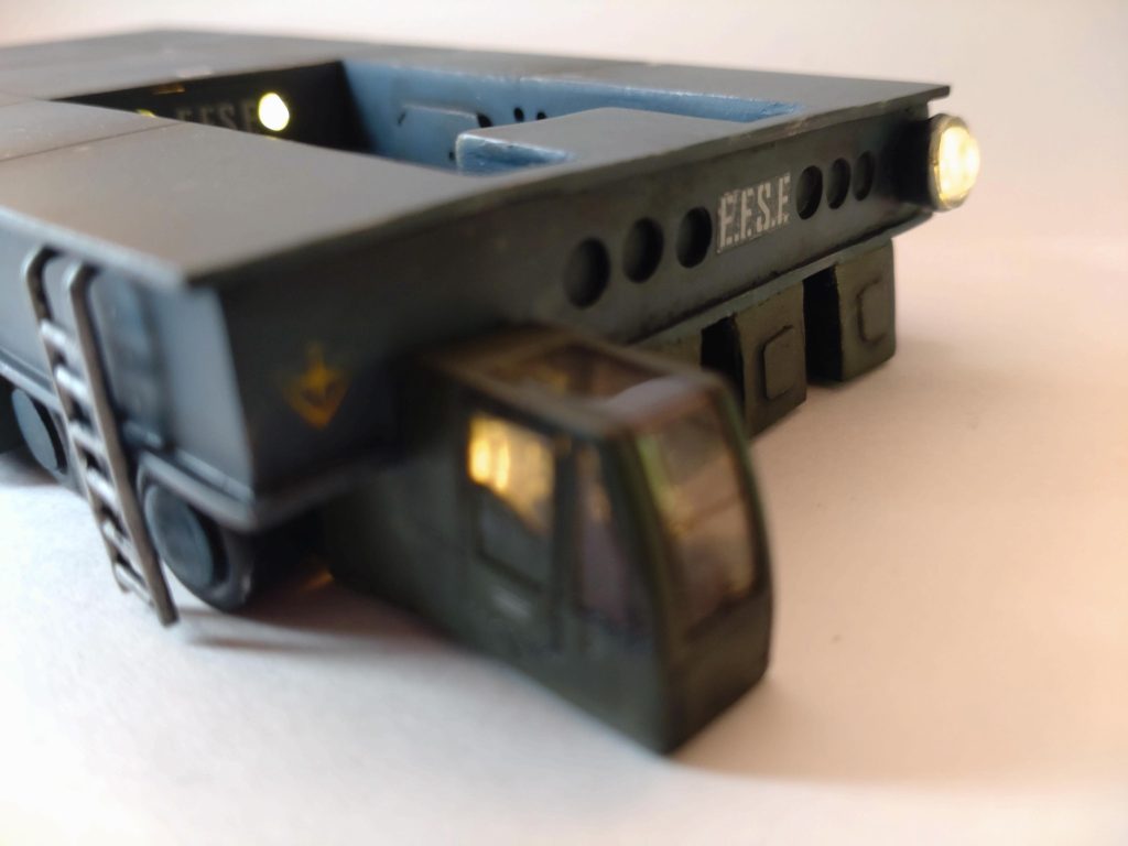 運転席部分は、ト○カのクレーン車がハマりました！LED入れてます。