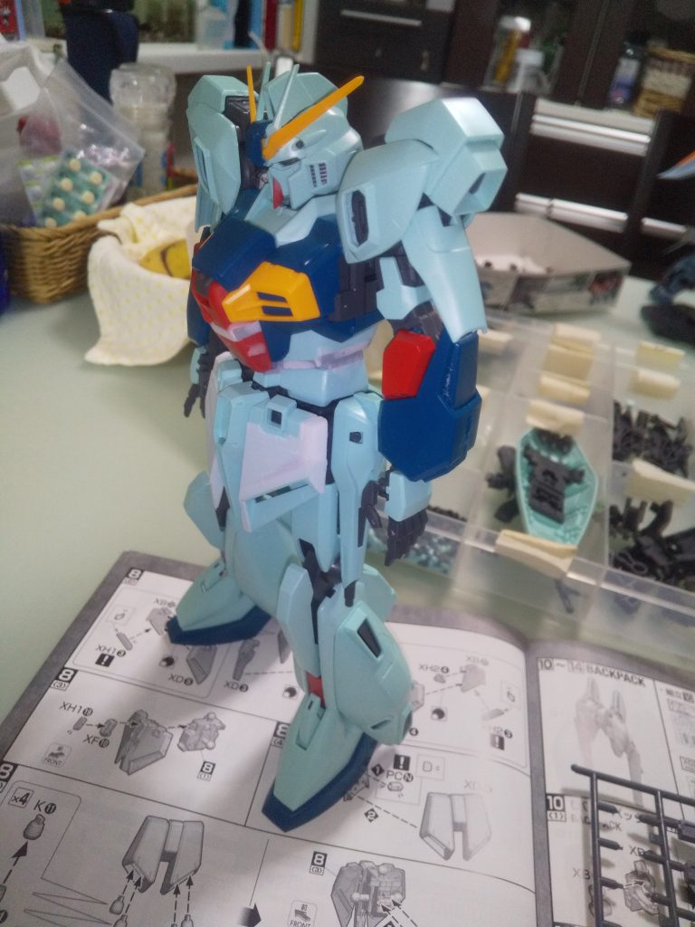 胴が短く感じたので、全体的に3mm延長。フロントの前垂れも小さく感じたので形状変更。肩のスラスターもラーメンのなるとに見えたので、サザビーのスラスターっぽく変更。