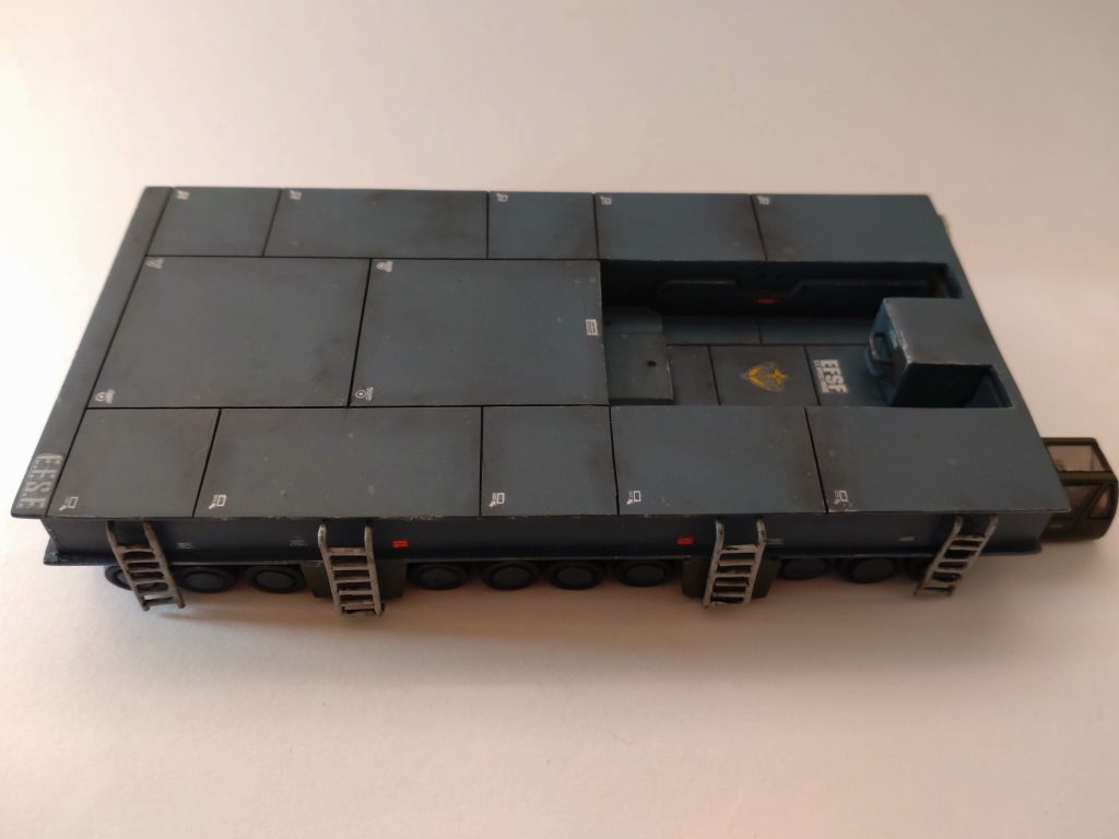 スクラッチの材料は、wave1mmプラ板、wave2mm角棒で本体、100均0.4mmプラ板で下部装飾、wave1mm丸棒でハシゴ、ジャンクのミニカーからタイヤ34個とクレーン車の操縦席、100均LED、KOTOBUKIYAバリスティックシールドとH-EYESクリアでディテールアップして完成しました。天板部分は、劇中の様に平らにしています。そして、どうしてもアムロが見上げた時の様に、ガンダムの頭を天板に付かせたいと思って、いろいろ考えて、バックパック部分を1cm凹ませています。