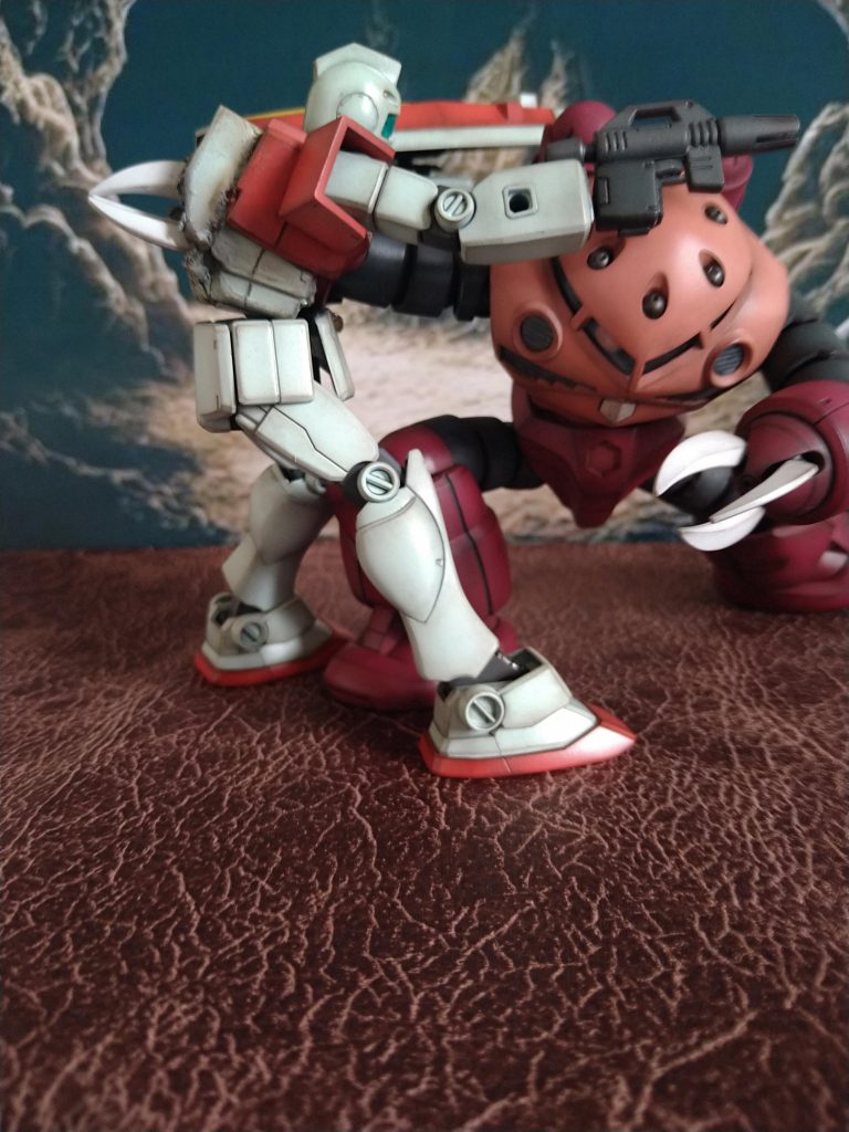 .私、このズゴックも、もちろん棚に飾る事が第一の目的でございますので、棚に飾ってある作品とのバランスを崩さない様に制作しているつもりでございます…😚..