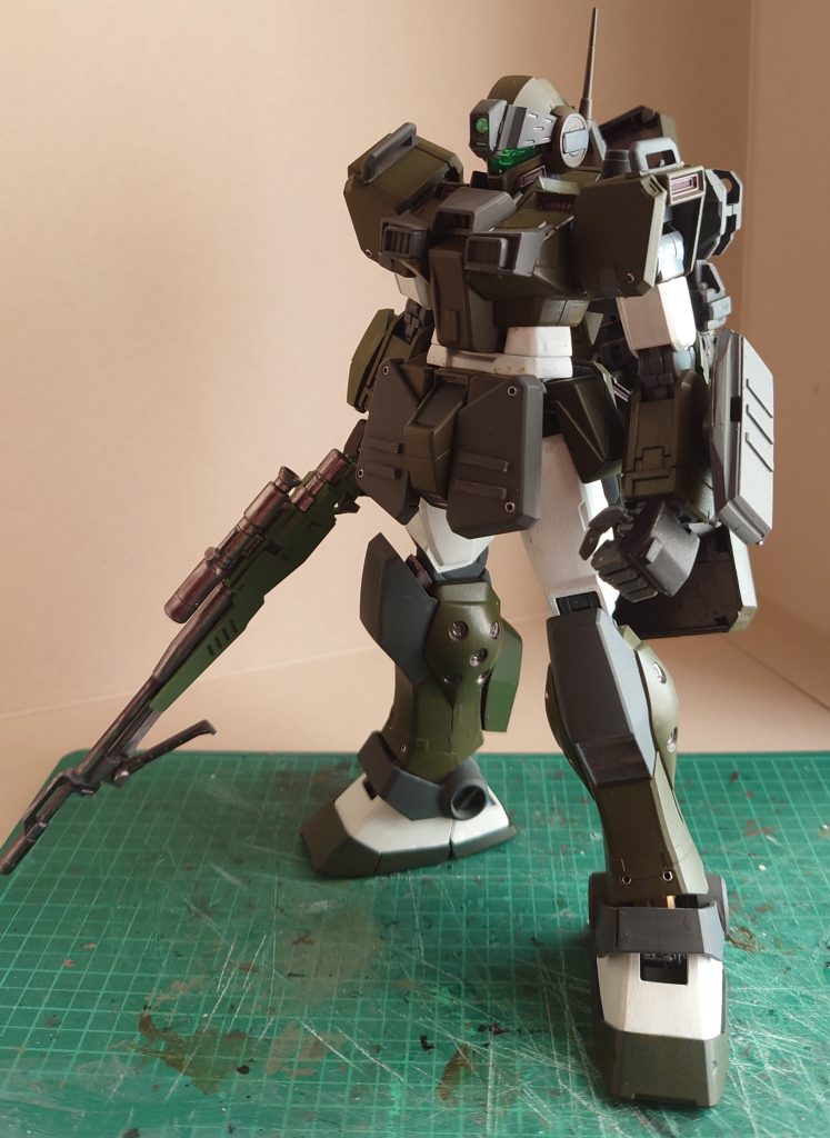 素立ちカッコイイ…今回、初めてアクリジョンの筆塗りに挑戦しました。クセもあり難しかったけど、ガンマカ塗装に限界を感じてきたので、今後はアクリジョンメインで部分的にガンマカも使い続けようと思います。今回のメインカラーはグリーン部分はオリーブドラブ2、グレー部分はベースグレーのまんま。部分的にガンマカ少々。