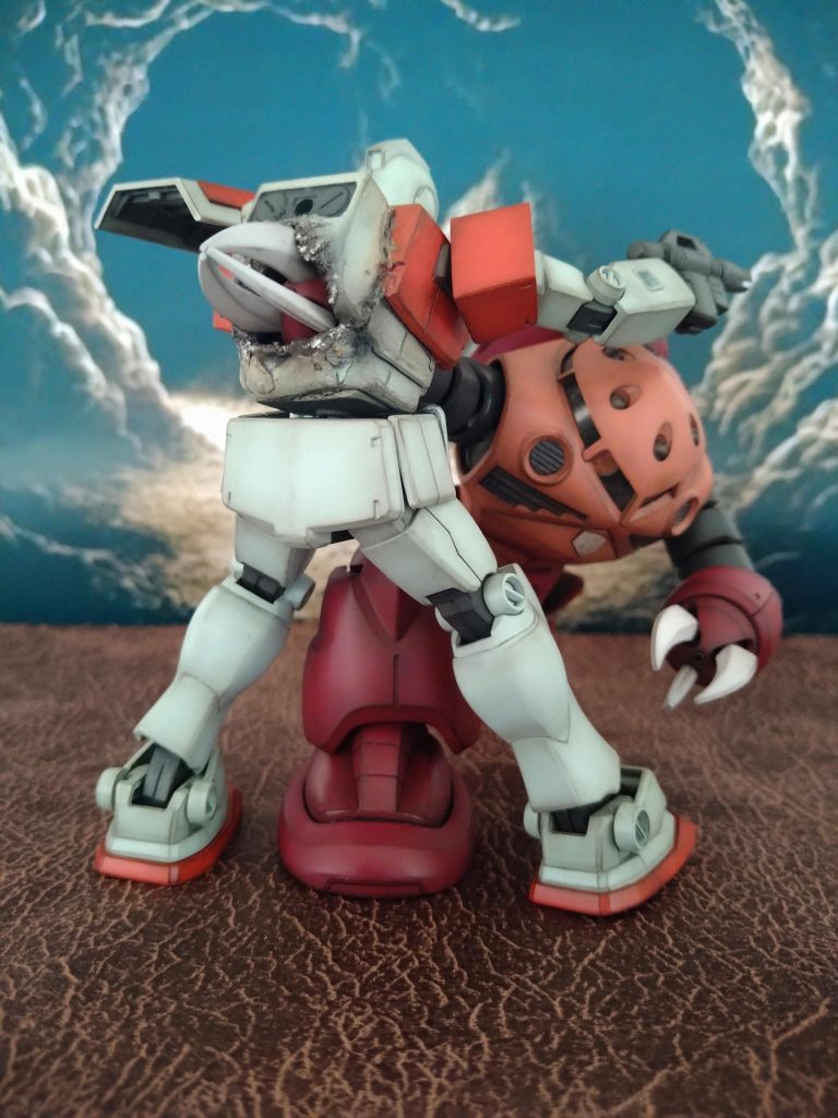 .今回難しく感じた所は、そのズゴックに合わせた〘ジム〙の壊し具合でした😅破壊やリアルにこだわり過ぎるとズゴックとつり合わなくなってしまい…🤔やられジムがキレイ過ぎると写真的におもしろくなく…🤔そのバランス…丁度良い所のやめ時を探す事がけっこう大変でございました…😅.