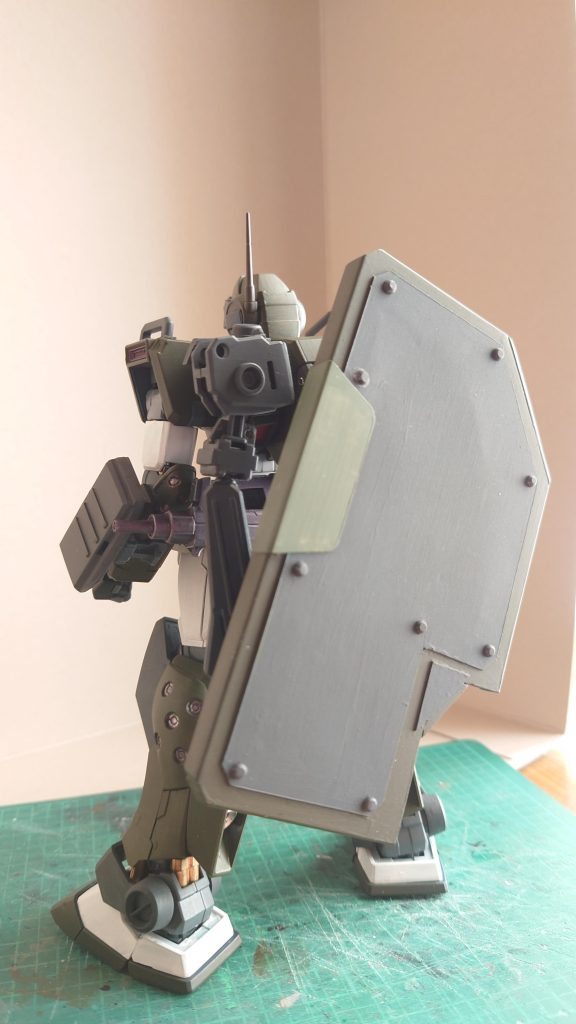 今回のウリはこちら!巨大シールドを背負っておいて、必要時にトップ画のように展開してその物陰から狙撃するとゆー設定ジャンクパーツでアームを作成し、バックパックとシールドを繋いでます。もちろんイメージはサンダーボルトのパクりです。