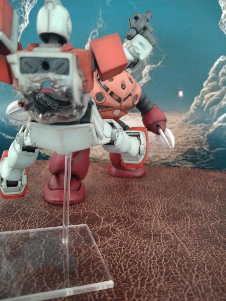 .せっかく塗装もしましたので、塗装が剥がれないように、ジムのお腹の穴をズゴックの腕の太さよりも大体〈1ミリ〉位大きめに開けております!🤗…制作方法は、ズゴックの腕が傷付かないように、そしてその〈1ミリ〉を確保する為にマスキングテープをぐるぐる巻いて厚みを確保してから作って行きました!😚.