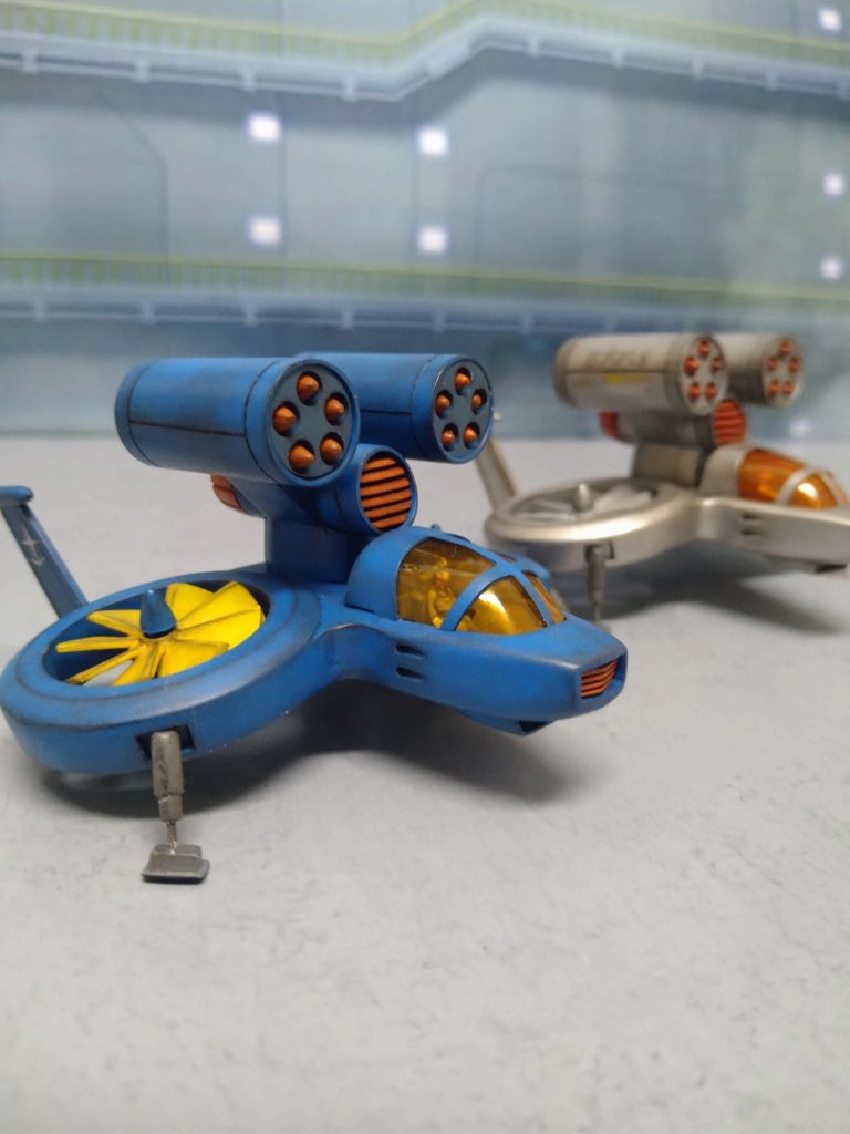 何とか制作した2機のファンファン…ようやっと2機とも投稿させて頂く事ができました!🤗.ジム制作中位から仕事が忙しくなってきまして😂一気にガンプラ制作スピードダウン…😂.それでも何とか完成まで進める事ができましたので、嬉しく思います!☺️.棚に飾ってある他の作品と並べてもそんなに浮く事もなく、他の作品とも馴染みましたので、大満足!でこざいます!🤗.作業量を増やし、少し手数が増えましたが、今回もとても楽しくガンプラ制作できましたし、達成感も満足度も高く大変良かったと思っております!🤭