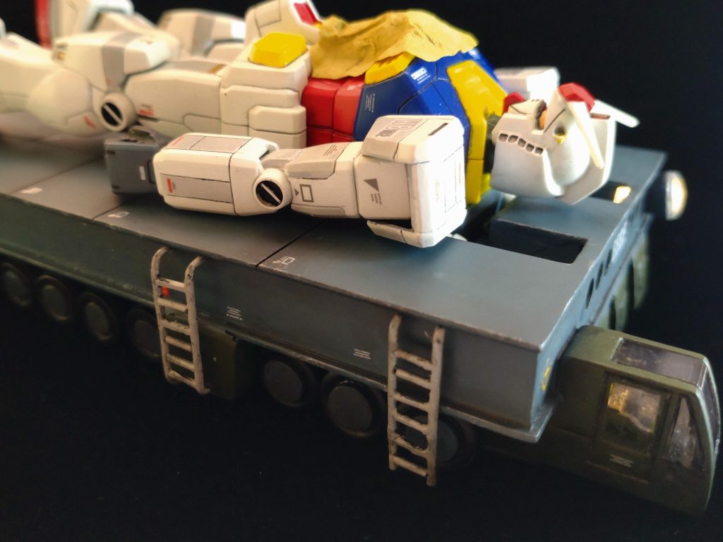 サイド7に、ザクが潜入する前夜のイメージで作成しました。テム・レイに整備してもらっていて、アムロが乗り込んで一気に戦禍に巻き込まれる前の、嵐の前の静けさが表現できればと考えました。