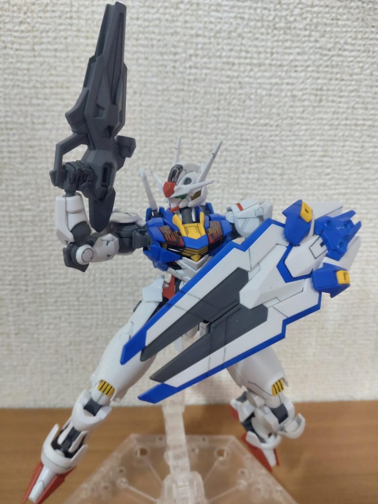 青の部分はガイアノーツさんの「コバルトバイオレット」にて塗装しています。グレー部分はメカサフ。エアブラシ塗装を始めて間もないので、色々と分からないことが多いですね。ツインアイはchop!さんの動画で学んだオーロラシールでの光るツインアイです。上手く出来たと思います。