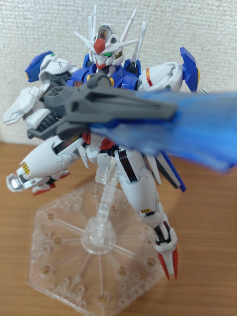 ちょうどいいサイズだったので、肩アーマーに3Dメタリックシールを貼ってます。