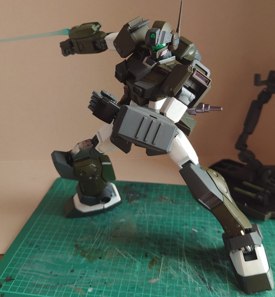 狙撃で仕留めそこねたら巨大シールドを捨てて白兵戦だ!シールドのアームをバックパックにネオジウムでくっつけてるのですが丸ごとパージできます。スナカスのボックスサーベルを再現したくてジャンクパーツででっちあげました。左腕部に端材から作ったフルアーマーガンダム風の小型シールド装備。これで接近戦も大丈夫!