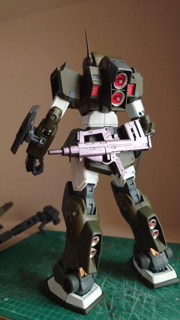 ブルパップマシンガンはネオジウムで腰部アーマーに脱着可能。バーニアに初めてICソケット仕込んでみました。こちらも定番ですがカッコイイ〜内部シリンダーやフレームの一部はゴールドとシルバー塗装でチラ見せ時にイイ雰囲気に。