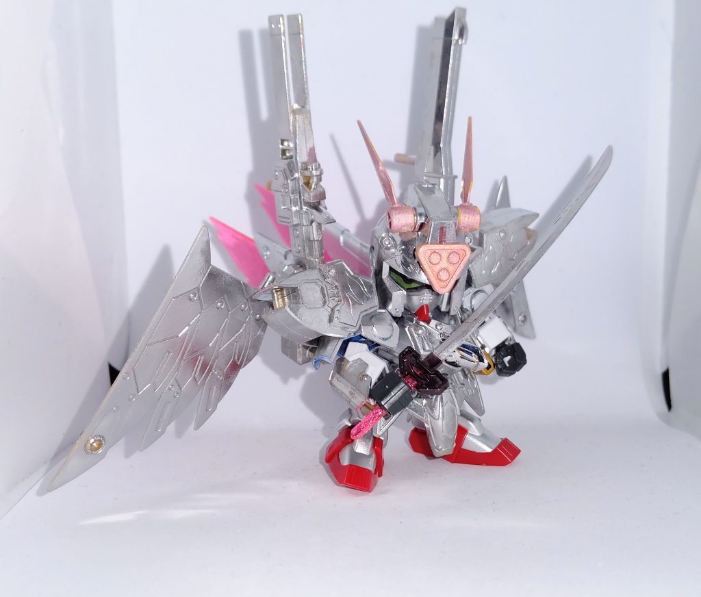 鉄鋼迦楼羅のデッドコピー「銀鷲」をまとう謎の武者、とういう設定です。