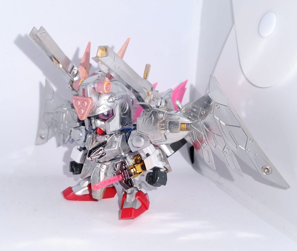 鎧はガンダムマーカーのメッキシルバー、本体はシャインシルバーで塗装してます。