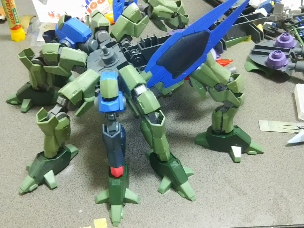 脚の追加グレイズの脚にズサの足首後ろ脚だけインパクトをつけて1/144と1/100のグレイズの脚を組み合わせ