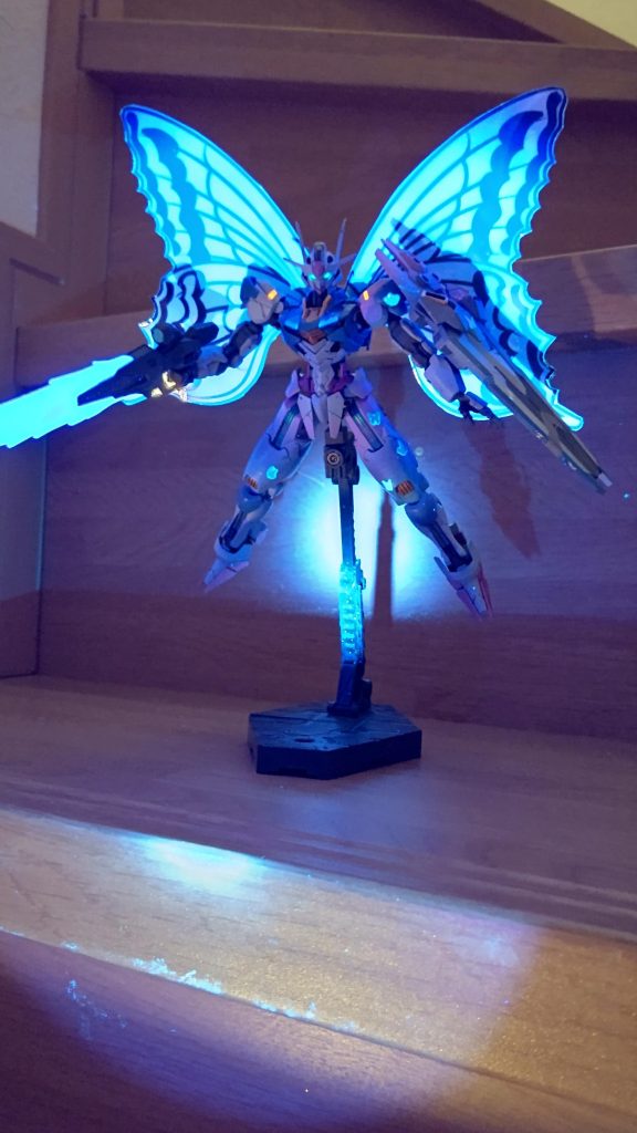 なので、羽根、カメラアイ、肩の赤やサーベル刃などはブラックライトで光ります💡ただただ、月光蝶ホロシルバーの美しさを味わう結果となりました。最後までご覧いただきありがとうございました。