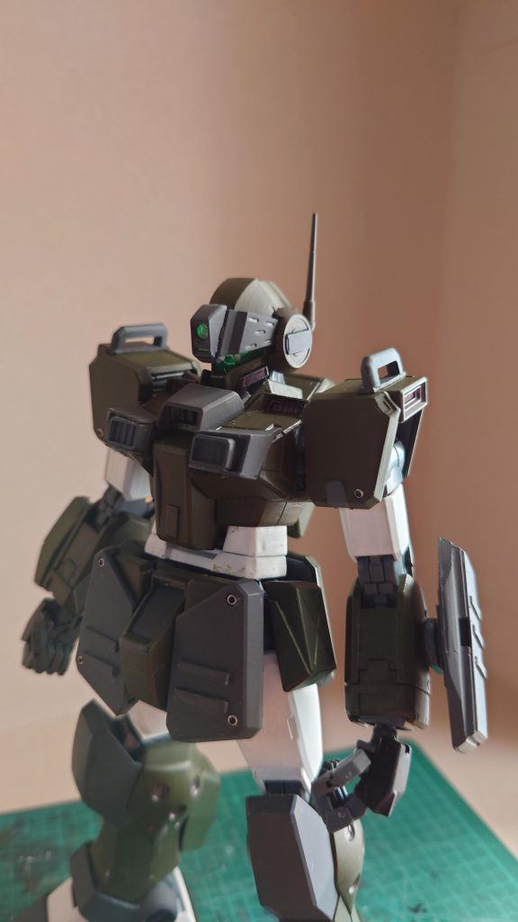 スリムすぎて胸元が痩せすぎに感じたのでダクトとか付けてボリュームUP!形状も少しスナカスっぽさを意識しました。肩や腰アーマーのディテールアップに初めてつぶし玉を使ってみました。肩のフックみたいなヤツは、丁度よい形のランナーがあったので小加工で取り付けました。