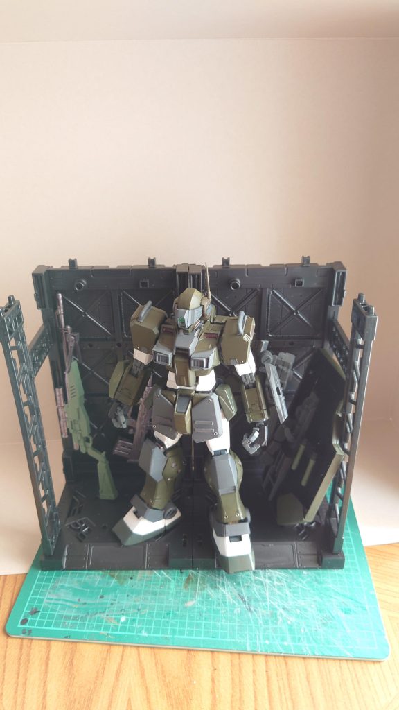 オマケ100均で品切れ続出の連結ディスプレイベースをGETしたので飾ってみた。左右幅は2個で良いけど、MGには高さが足りない。まぁ、あと2個あるから合計4個使えばMGでも余裕で飾れるかな。ただ思ったより奥行きがないのでバックパックが大きいと無理かも…