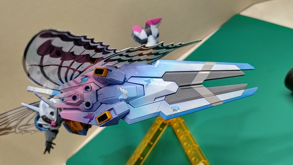 キレイに塗れたと思っているエスカッシャン❗本体もですが、グラデーションの中にピンクのスパッタリングを施し、散る夜桜と飛び交う蝶をイメージ🌸ビットオンフォームには…うん、しないでしょうね😅