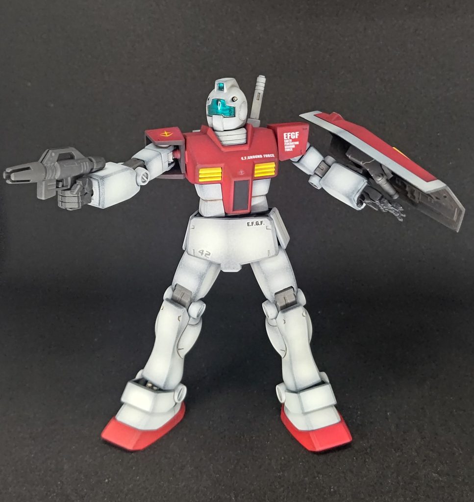 元が古いキットなので腕も足も会わせ目バッチリでしたいじったのはこの会わせ目消し位ですとは言え、頭部もパックリなので、バイザー部分を塗装してからマスキングゾルを塗布、乾いてから頭部を組んで会わせ目消しと言う、良く言ってスタンダード、普通に言って力業で対応これが一番大変だった