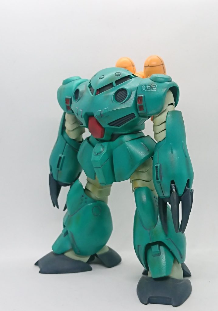 フロントビュー当時セガ・サターンで展開したザ・ブルーディスティニー 三部作の第二部(第三部にも出てきたような・・？うろ覚えです。)に登場したカラーリングを再現したくて数年前に制作した物になります。今回は撮影をスマホのカメラ撮って画像処理したので画像が粗いです。