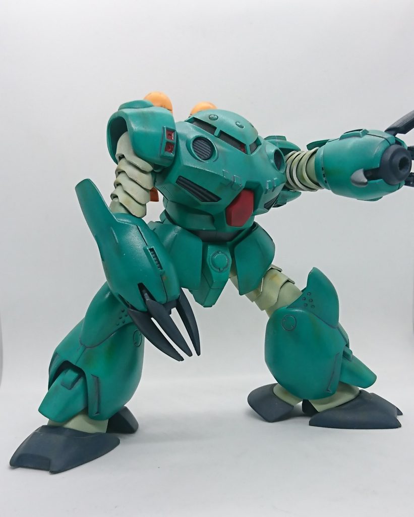 ゲーム内だと基本クロウビームを発砲してきますがSEを聴く限り実弾っぽい音だったので「ビームなのか？」と疑問も残る謎武装でしたねwコイツと対峙した時には既にＢＤ１号機を受領した後なので撃破するのはかなり容易だったと記憶してます。しかしながらコイツの最も驚愕したところと言えば・・ ・