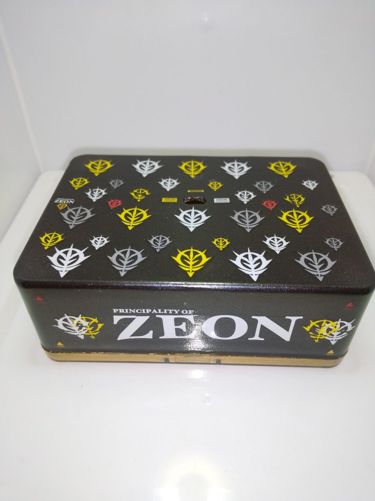 アーティファクトの土台。イメージとして○・ヴィトンのモノグラム・マルチカラーをイメージとして作成したのですが、難しいですね。センスがないのでロゴの位置、色の並びが思っていたようには出来ませんでした…😩フロスケースをヤスリがけして塗装しました。ジオンマーク、文字全部水転写デカールです。デカール貼りが苦手なので苦労しましたが、回数をこなしていくと不器用なオッサンでも手慣れてくるものですね…(笑)ダメージロゴが破れているみたいな見た目なので貼らない方が良かったと少し後悔しています…。