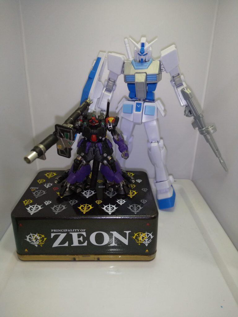 大きさ比較の為、娘が作ったEGを借りました。女の子だからかまったくガンダムに興味をもたないので洗脳計画を修正しないといけませんね…(笑)