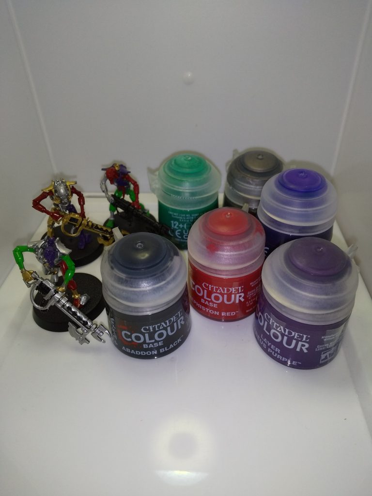 ウォーハンマーとシタデルカラー。息子のカラーリングセンスが斬新すぎて正直カッコ良さが分かりません…😅相変わらず息子に甘い妻はベタ褒めです。アーティファクトを見せた感想はボロくそです…😭シタデルカラーを買う前に失敗出来ないので下調べをかなりしました。プロペインター兼YouTuberの方の動画を参考、ネット記事を参考にしました。種類が多くてびっくりしました。ベース、レイヤー、コントラスト、テクニカル、ドライ、シェイド、エア(エアブラシ用 )下調べしなければ、どれを買っていいか分からなかったです…😅筆塗りには最高の塗料でした。最後まで見て下さり、ありがとう御座います。皆様にも素敵なガンプラライフでありますように。