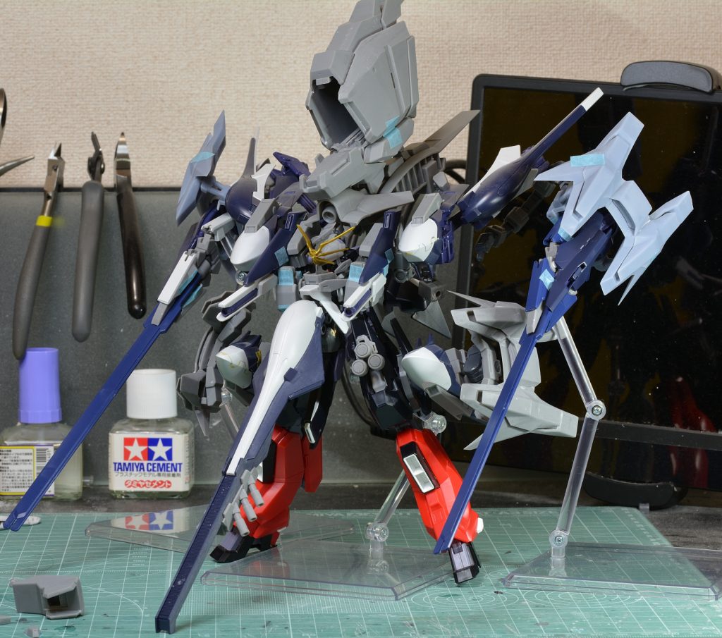 塗装前カラーレシピ(G)＝ガイアカラー　(C)＝クレオスブラック：(G)EXブラック→(G)プリズムブルーブラックホワイト：(G)ニュートラルグレー1→AGパールグレー：(G)ニュートラルグレー3+(G)純色マゼンタ+(C)色ノ源シアンイエロー：(G)橙黄色→(G)クリアーオレンジ＋AGパールセンサー(緑)：(C)GXメタルグリーン仕上げに(G)セミグロスクリアープレミアムでオーバーコート