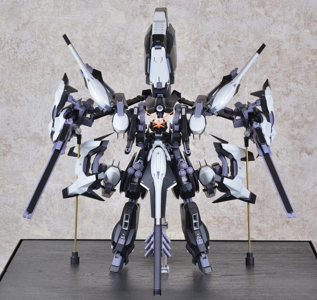 フロント(MS形態射撃モード)各種装備の配置がわかりやすいかと思います。