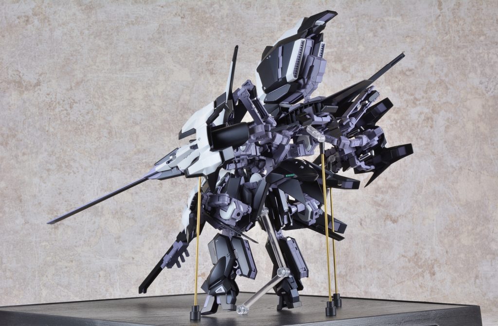 リアフロントとは打って変わって武装保持用のアーム類が目立っています。