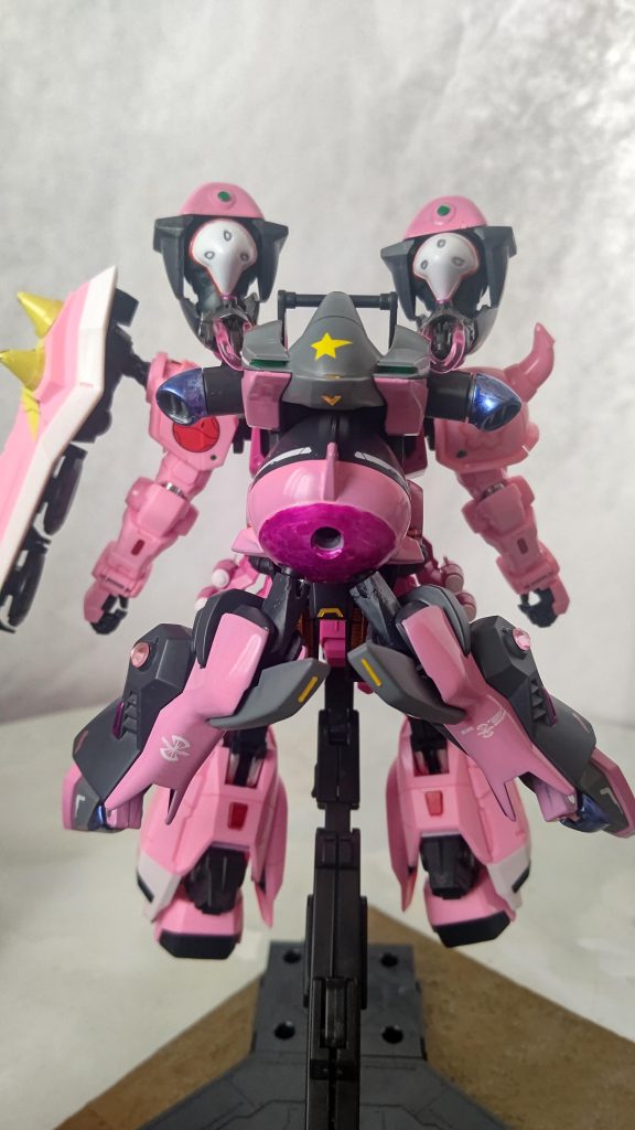 ライブに向けて機体を整備する中で、ホスピタルザクから着想を得た行き過ぎたファンが在り合わせのパーツででっち上げたのがこの『ミュージックウィザード』である。仰々しい背負いモノはスピーカーであり、ライトアップ設備であり、スモークやレーザー等の演出設備となっている、という設定。