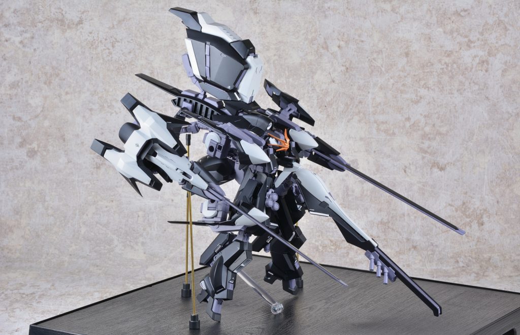 追加した装備を外すことで当然設定画通りのフライルー・ラーⅡ フルアーマー形態にすることも可能。