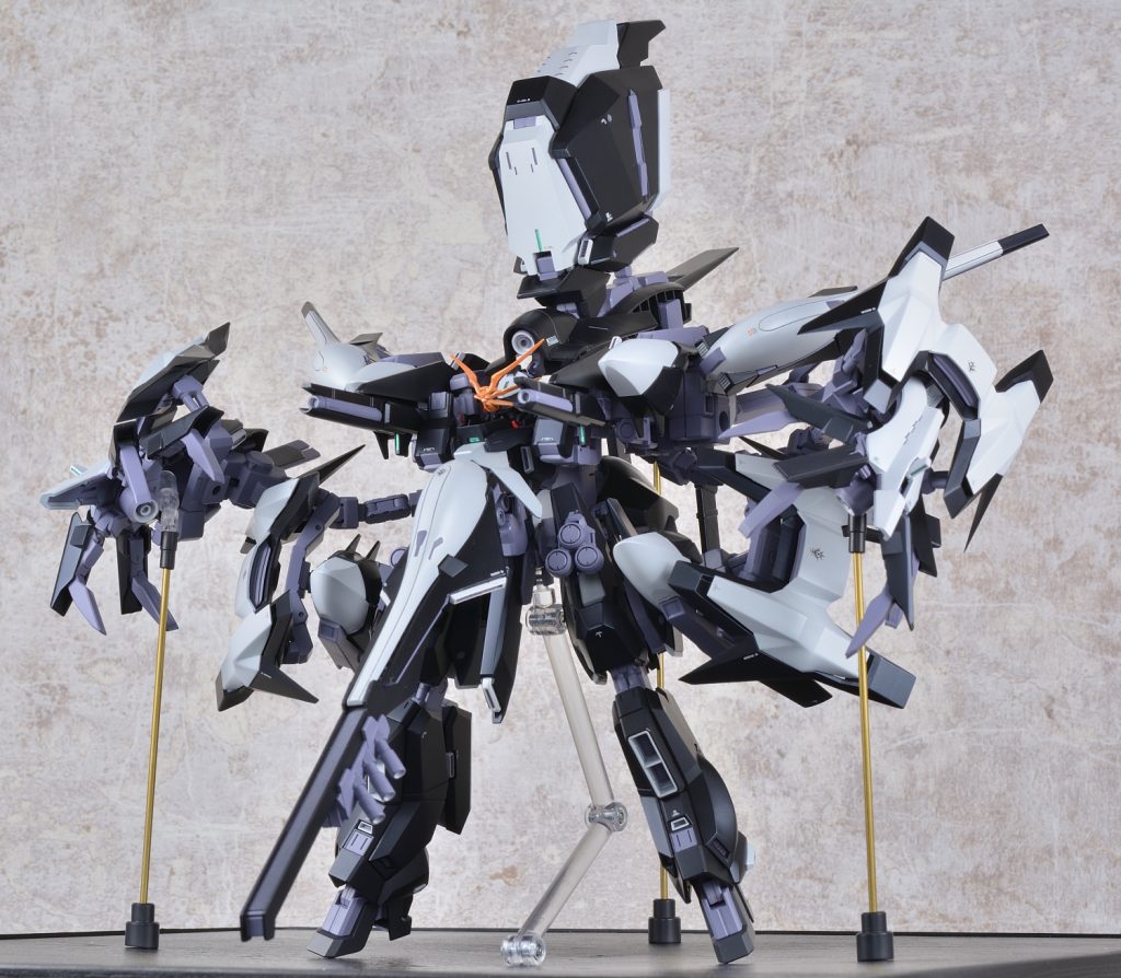 MS形態格闘モードコンポジットシールドブースターをクローモードに変更させて格闘モード。4本のクローは可動化して差し替え不要としています。