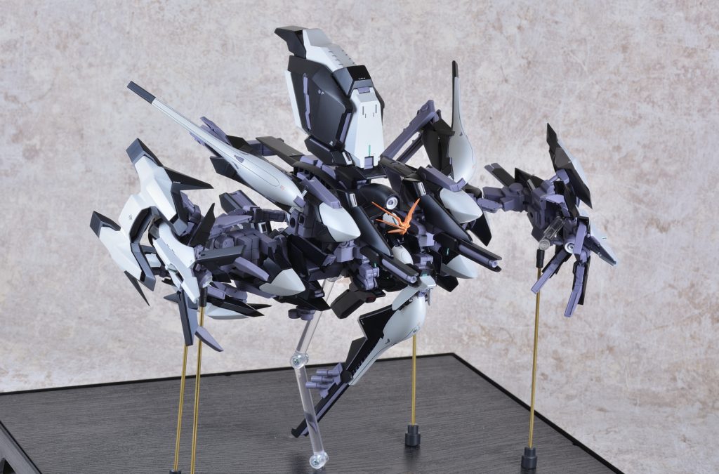 MA形態格闘モードMA形態は重量バランスが悪いのに加えて支柱を設置できる場所が少なく、さらにはレジンパーツが重いせいで関節の保持が困難だったため撮影が難航しました…