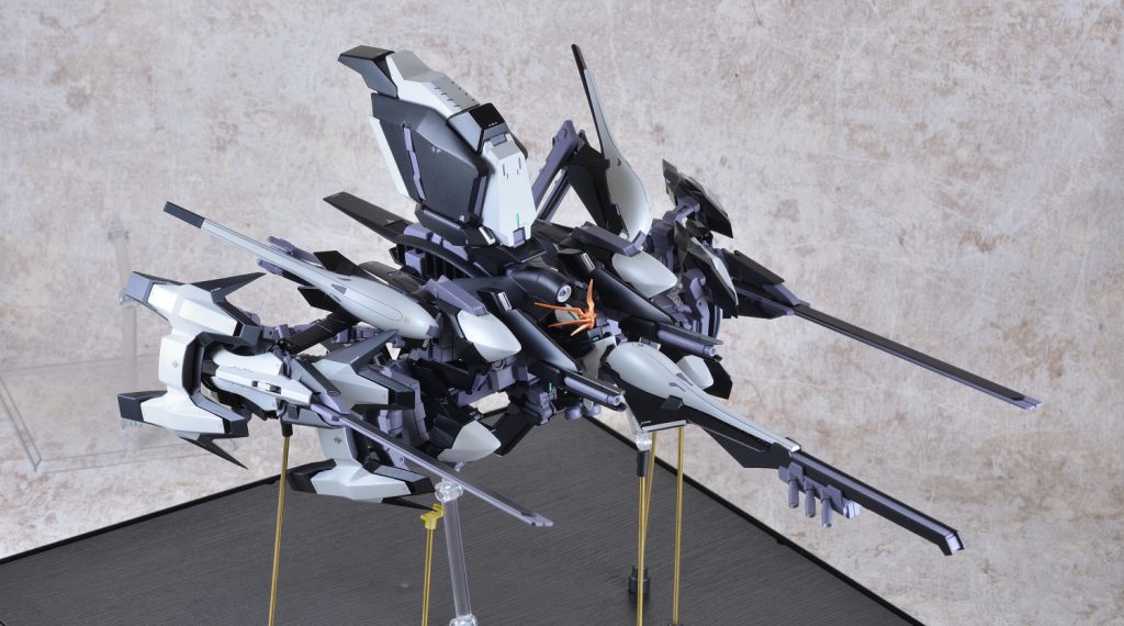 MA形態射撃モードギャプランを彷彿とさせるMA形態ですが、フルドドⅡや追加したウイングブースターによってゴテゴテしさが増しています。