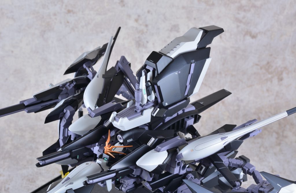 ウェポンカーゴは差し替えで展開し、内部に格納された2基のファンネルを展開することができます。ファンネルは差し替えで収納/展開状態を選択できます。