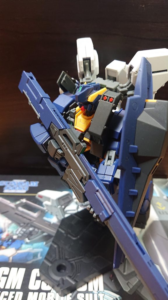 AL級艦長「なんてざまだ…この艦も突入す…何ぃ!?」バーザム改3機と共にヘイズル・アウスラ フルアーマー形態が急接近、対空砲火を避けつつ艦隊へ接近するAL級艦長「えぇい!バーザムにガンダムか!!」アウスラのパイロットは艦隊護衛のハイザックをビーム・ライフルで撃ち抜いた後、ウィンチ・キャノンを射出、接近するジムⅡの死角からビームを浴びせ撃墜した。そして、バーザム改が旗艦ブリッジにビーム・ライフルを向けるAL級艦長「…クソッ!!!死にたくはない…降伏する…」艦長席から身を乗り出したあと、項垂れるようにしてブリッジクルーに指示を出し、降伏した  エゥーゴ隊長「…お前らが毒ガスボンベも破壊したのか?」生き残ったジムⅡ1機も合流して、エイレン達の機体と向かい合うエイレン「ええ、あなた達のやり方は正しいとは思えないけど、あんな暴挙はゴメンだわ…」エゥーゴ隊長「なるほどな…で、俺達を撃つか?それか、ここを明け渡すように言うか?好都合だろ?」ミク「…我々の任務はサイド1の制圧じゃない…でしょう?」エイレン「そうね…復興、頑張りなさい」エゥーゴ隊長「そうか、ありがたいな…全く、なんであんたらみたいなのがティターンズなんかに…負けそうになったらオレたちの所に降伏しろ、身の安全を保証するさ」エイレン「…そうできるのならね」2人の機体がコロニー外へ出る物語部分終了です。エイレン少佐の活躍の後編です。ヘイズル・アウスラ自体は素組だと青いままの腰部のパーツを黒く塗装してあります。