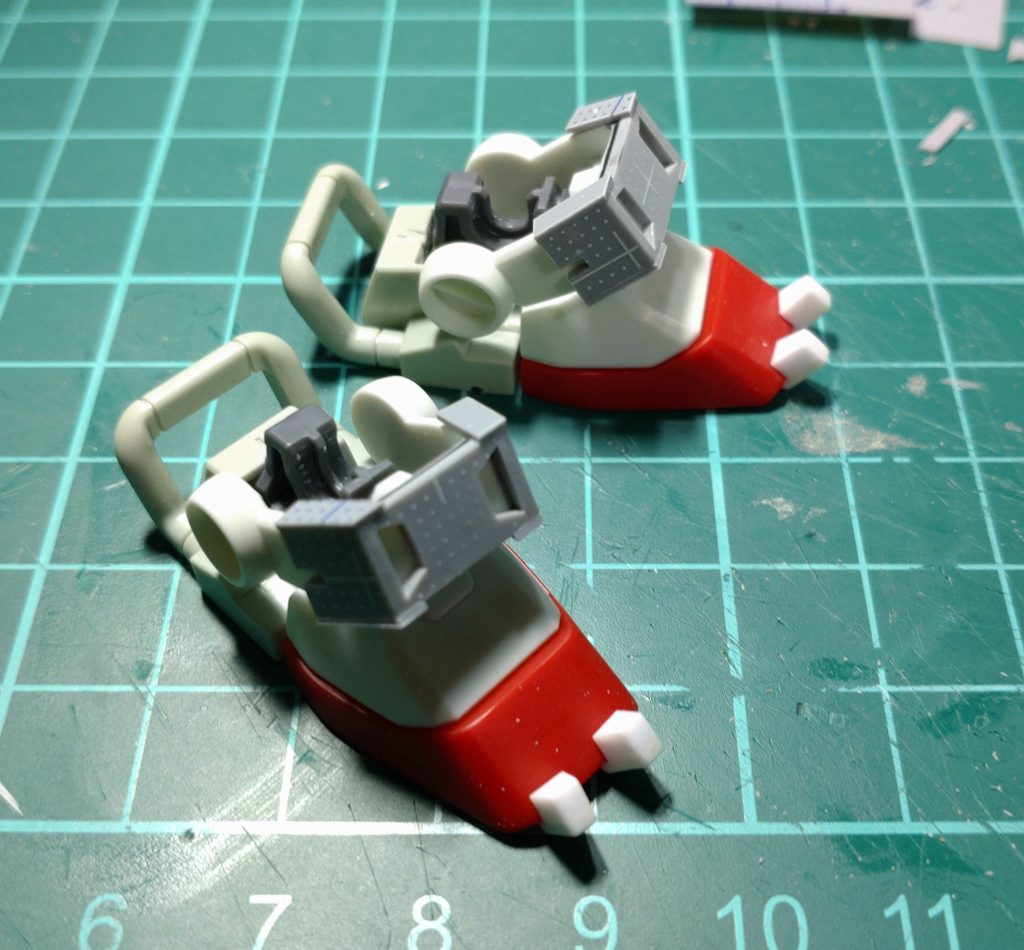 何箇所かにフックを取り付け、頑丈さを表現しました。踵部分はデミトレーナーのものを移殖しています。